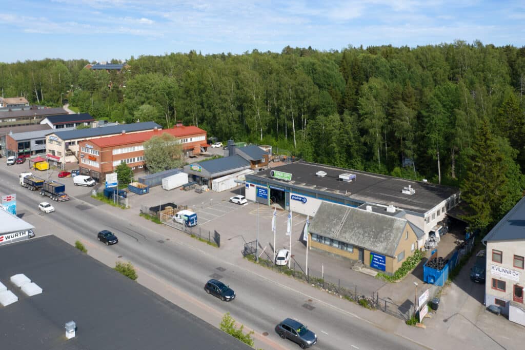 Kaksi teollisuusrakennusta ilmasta kuvattuna.